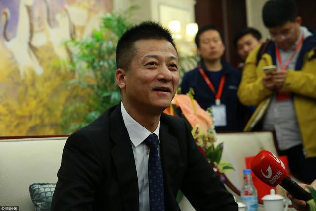 方佳欣不假思索的答应下来：好的，我坐前面那辆。